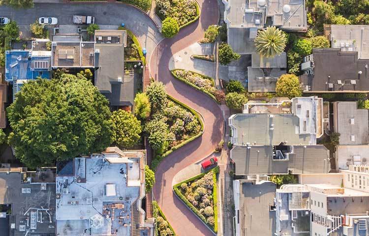 এটি ক্যালিফোর্নিয়ার সান ফ্রান্সিসকোর লম্বার্ড স্ট্রিটের নজরকাড়া ছবি।