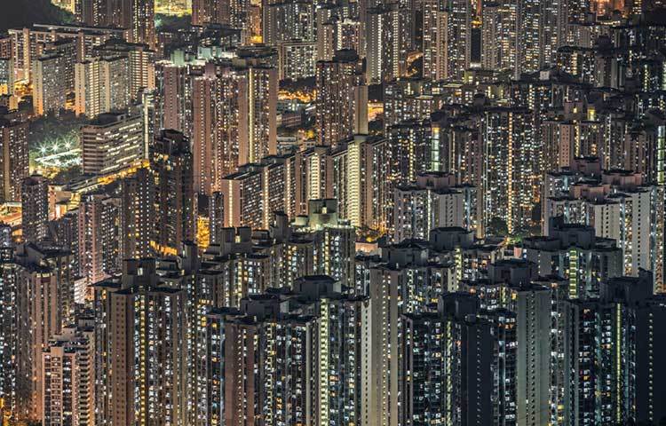 হংকংয়ের আকাশছোঁয়া ভবনের সারি। এই ছবিটি দেখলে মুহূর্তেই মন ভালো হয়ে যায়।