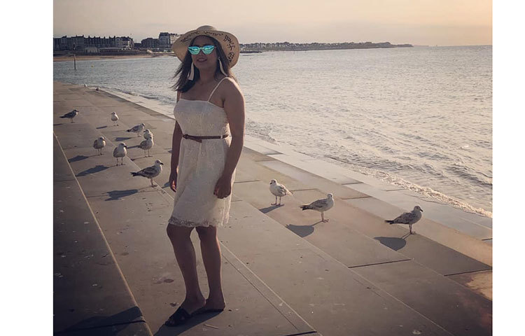 বিশাল জলরাশির কাছে ভাবনার ফটোসেশন।