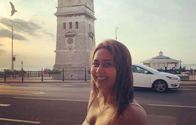 লন্ডনের রাস্তায় ভাবনার সেলফি।