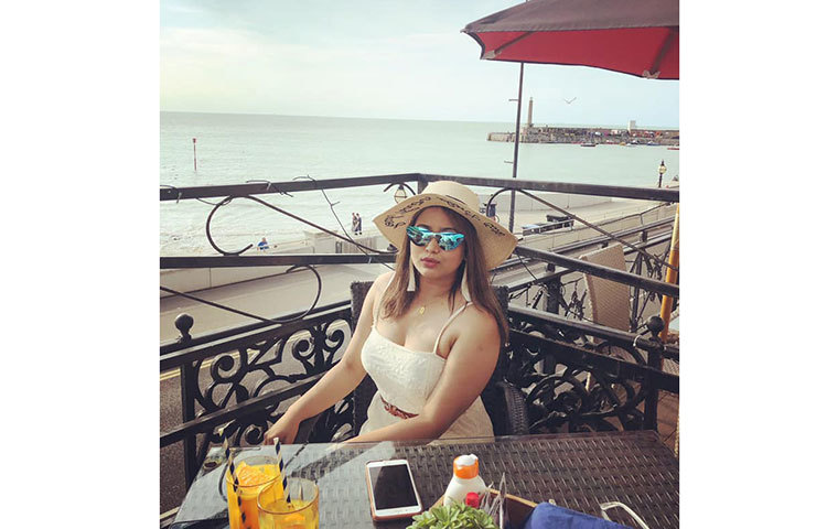 লন্ডনে বিকেলের সময় পার করছেন ভাবনা।