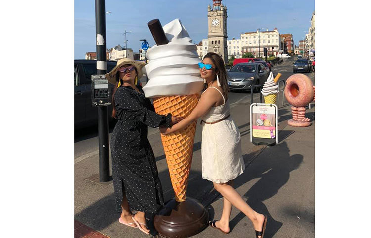 আইসক্রিমের ভাস্কর্য দেখে আনন্দিত ভাবনা।