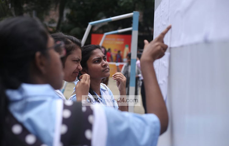 গভীর মনোযোগে রেজাল্ট দেখছেন শিক্ষার্থীরা। ছবি: মাহবুব আলম