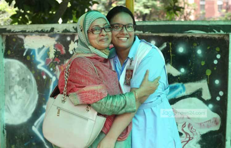 প্রত্যাশিত ফলাফল করতে পেরে আনন্দে মাকে জড়িয়ে ধরেছেন এক শিক্ষার্থী। ছবি: মাহবুব আলম