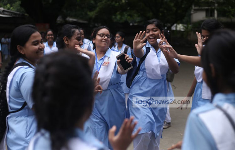 নেচে গেয়ে আনন্দ প্রকাশ করছেন শিক্ষার্থীরা। ছবি: মাহবুব আলম