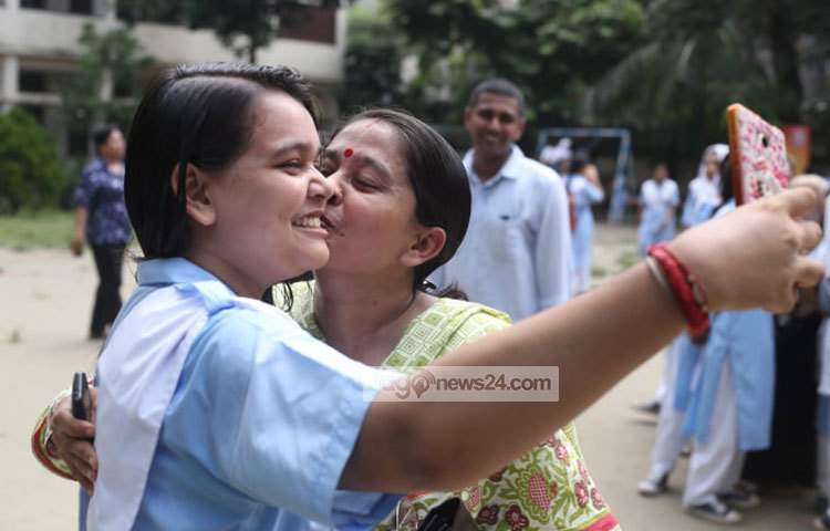 ফলাফল জানার পরে মেয়েকে চুমু খাচ্ছেন মা। ছবি: মাহবুব আলম