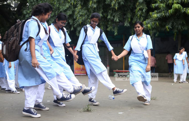 এ ছাড়া এ বছর জিপিএ-৫ পেয়েছে ৭৭৫ জন, যা গতবার ৯৫৭ জন। ফলে এ বছর জিপিএ-৫ এবং পাসের হার দুটিই কমেছে ভিকারুননিসায়। ছবি: মাহবুব আলম