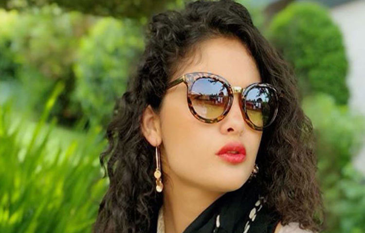 অমিতাভ বচ্চন, রানি মুখোপাধ্যায়ের মতো তারকার পাশাপাশি পাল্লা দিয়ে অভিনয় করেছিলেন আয়েশা। জাতীয় পুরস্কার এবং মোট এগারোটা ফিল্মেফেয়ার অ্যাওয়ার্ড পেয়েছিল ‘ব্লাক’। ভারতীয় চলচ্চিত্রের ইতিহাসে অন্যতম আইকনিক ছবি ‘ব্লাক’ প্রশংসিত হয়েছিল বিদেশের চলচ্চিত্র উৎসবেও।