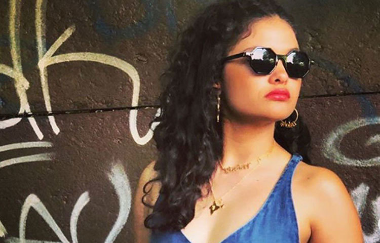 অভিনেত্রী পরিচয় এখনও ভালবাসেন আয়েশা। সোশ্যাল মিডিয়ায় তার নামের পাশে লেখা থাকে ‘অভিনেত্রী ও শিক্ষার্থী’। জানিয়েছেন, সুযোগ পেলে ফের ফিরবেন বলিউডে। খুব ভালো লাগবে শেখর কাপুরের পরিচালনায় অমিতাভ বচ্চনের সঙ্গে কাজ করতে।