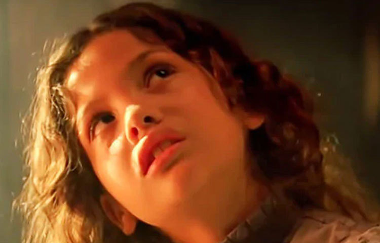 ঝাঁকড়া চুলের ছোট্ট মিশেল ছিল একরোখা। অদম্য মনের জোরে এই মূক, বধির ও দৃষ্টিহীন বালিকা জয় করেছিল যাবতীয় প্রতিবন্ধকতা। পর্দায় সেই চরিত্রের শৈশবকে জীবন্ত করে তুলেছিল এক খুদে, আয়েশা কাপুর। ২০০৫ সালে সঞ্জয় লীলা ভন্সালীর ‌‘ব্লাক’ ছবিতে। দেখে বোঝার উপায় ছিল না, ওটাই ছিল বড় পর্দায় তার প্রথম অভিনয়।