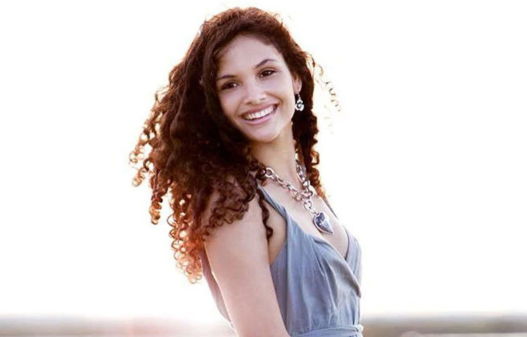 সে দিনের বালিকা আয়েশা আজ বছর পঁচিশের তরুণী। থাকেন পুদুচেরির অরোভিল-এ। তবে কাজের সূত্রে মাঝে মাঝেই উড়ে যেতে হয় নানা দেশে। ফিল্ম ইন্ডাস্ট্রি থেকে বহু দূরে তার বিচরণক্ষেত্র। দেখভাল করেন নিজস্ব ব্যবসা, ‘আয়েশা অ্যাকসেসরিজ’। বড় বড় শহরের নামী বিপণিতে ঝলমল করে তার ব্র্যান্ডের জিনিস।