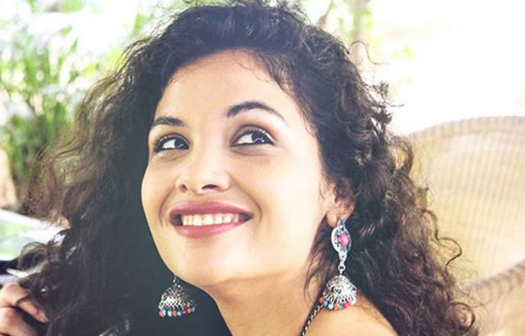 স্কুলের ক্লাস ও পড়ার ফাঁকে ‘ব্লাক’-এ অভিনয় করেছিলেন আয়েশা। সেরা সহ অভিনেত্রী বিভাগে ‘ফিল্মফেয়ার’-সহ নানা পুরস্কার এসেছে তার ঝুলিতে। পরে কলম্বিয়া বিশ্ববিদ্যালয় থেকে কলাবিভাগে উচ্চশিক্ষা সম্পূর্ণ করেন তিনি।