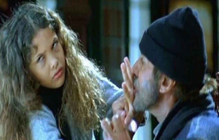 ‘ব্লক’-এ অভিনয়ের সময় আয়েশা বুঝতেও পারেননি তার চারদিকে কী হয়ে চলেছে। তার আগে সেভাবে হিন্দি সিনেমা তিনি দেখেনওনি। ছবির সেটে অমিতাভকে প্রশ্ন করেছিলেন, সেটা তার প্রথম ছবি কি না। আয়েশার প্রশ্নে হেসে উঠেছিলেন বিগ বি এবং গোটা ইউনিট।