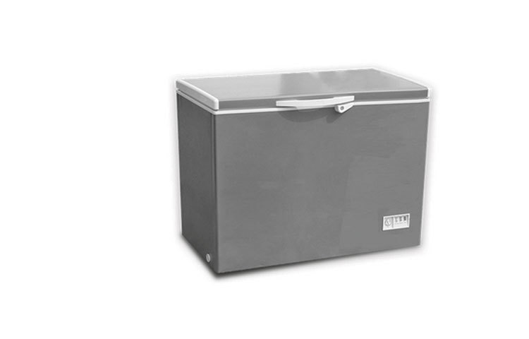 কুলিং কয়েল পরিষ্কার রাখুন : ফ্রিজের পেছন দিকে যে কুলিং কয়েল থাকে সেখান থেকেই ফ্রিজে শক্তি পৌঁছায়। সেই কুলিং কয়েলে প্রচুর ধুলো জমলে শক্তির প্রবাহ কমে যায় আর তখন ফ্রিজের শক্তি বেশি ব্যয় হয়। তাই এই কুলিং কয়েল পরিষ্কার রাখার চেষ্টা করুন। তবে একটু সাবধানে করবেন যেন কুলিং কয়েলের বক্ররেখাগুলোর কোন ক্ষতি না হয়। তাহলে সেগুলো কর্মদক্ষতা কমে যাবে।