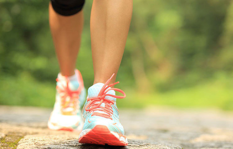 নিয়ম মেনে কড়া ডায়েট হোক বা জোরদার শরীরচর্চা- সময়ের অভাব আর পদ্ধতিগত নানা জটিলতা এগুলোর প্রতি ঝুঁকতে বাধা দেয় বেশির ভাগ মানুষকেই। সকলেই ভাবেন, তার চেয়ে হাঁটা ভালো। সহজ পদ্ধতি, প্রতিদিনের রোজনামচায় হাঁটার সময়ও বের করা সহজ। জিম-ফিটনেস সেন্টারে ছোটারও প্রয়োজন পড়ে না। তাই শরীরচর্চার সব উপায়ের মধ্যে হাঁটাকে আপন করে নেন অনেকেই।