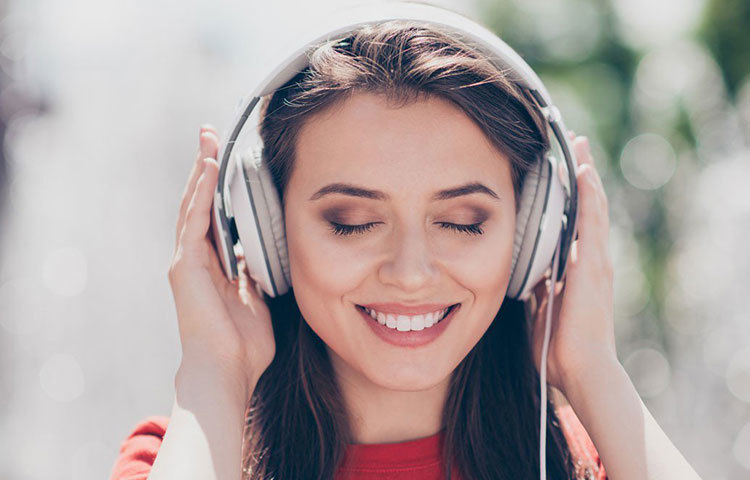 দুশ্চিন্তা বা উদ্বেগ বাড়াবে এমন কিছু ভাবতে ভাবতে হাঁটা চলবে না কিছুতেই। বরং সে সব ঠেকাতে ওই সময়টা ইয়ারফোন বা হেডফোনে গান শুনুন। এতে ফিল গুড হরমোনের জোগান যেমন বাড়বে, তেমনই হাঁটার রিদ্ম কমবে না। তবে ব্যস্ত রাস্তা, যানজটের পথে হাঁটলে হেডফোন অবশ্যই এড়িয়ে চলুন।