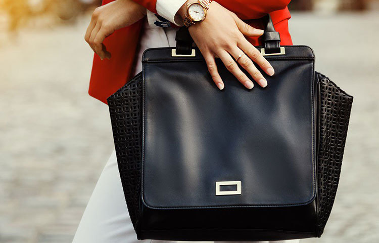 হাতে বা পিঠে অনক বোঝা নিয়ে হাঁটবেন না। এতে ক্লান্তি বাড়বে, বেশিক্ষণ হাঁটা সম্ভব হবে না। হাঁটার নির্দিষ্ট কোনো সময়ও নেই। সকালে সময় না পেলে বিকেলে বা সন্ধ্যায় হাঁটুন। রাতে খাওয়াদাওয়ার পরেও হাঁটতে পারেন। তবে খুব ভরাপেটে আবার একেবারে খালিপেটে হাঁটবেন না।