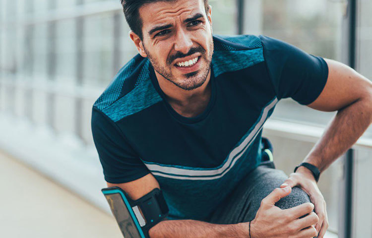 পায়ে বা হাঁটুতে চোট থাকলে বা কোমরের সমস্যায় ভুগলে অবশ্যই হাঁটার আগে চিকিৎসকের পরামর্শ নিন। দিনে কতটুকু হাঁটলে আপনার হাড় ও স্নায়ু তা সইতে পারবে, তা জেনে তবেই হাঁটাহাঁটি শুরু করুন।