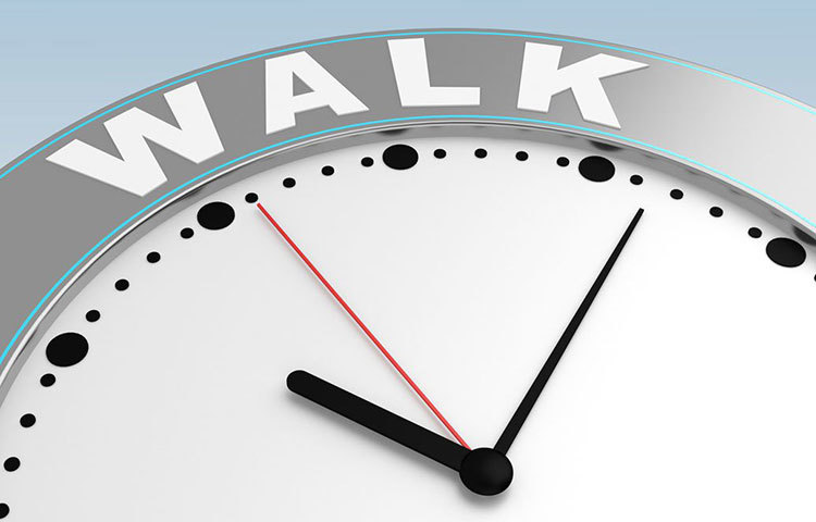 হাঁটাহাঁটির অভ্যাস না থাকলে প্রথম দিকে এক সেকেন্ডে একটা স্টেপ, এই অঙ্কেই হাঁটতে হবে। তারপর হাঁটার অভ্যাস হলে সেকেন্ডে দুটো স্টেপের হিসেবে হাঁটতে হবে। আর অবশ্যই হাঁটতে হবে একটানা রাস্তা ধরে। বারবার থমকে, ঘন ঘন দিক বদলে হাঁটার চেয়ে টানা হাঁটায় উপকার বেশি। তাই বাড়ির ছাদে বা লনে নয়, রাস্তা ধরে হাঁটুন।