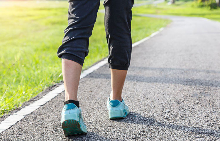 এমন কোনো রাস্তা বাছুন, যেখানে ধোঁয়া, যানজট, বড়সড় গাড়ির উপস্থিতি প্রায় নেই। গলিপথগুলো হাঁটার জন্য ভালো। বার বার হাঁটার সময় গাড়ি ঘোড়ার উপদ্রবে দাঁড়াতে হলে তা হাঁটায় বিঘ্ন ঘটায়। আর যানবাহনের ধোঁয়া শরীরের জন্যও ভালো নয়।