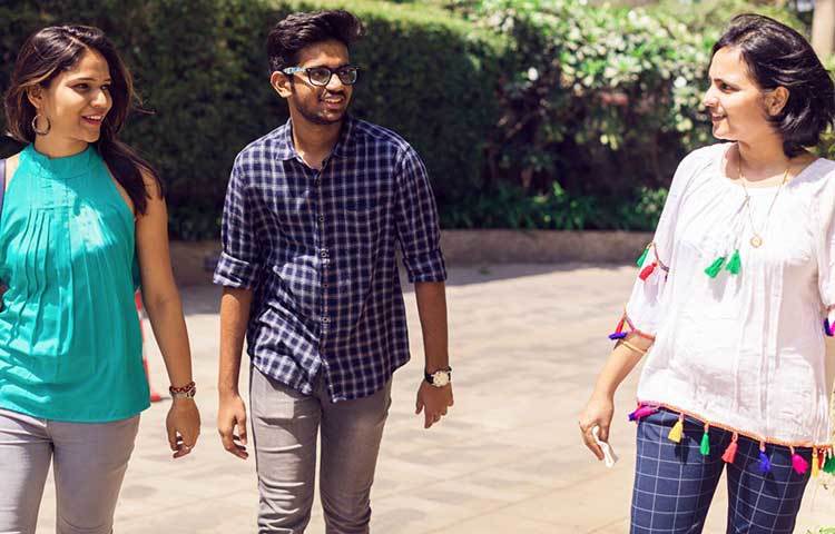 দল বেঁধে হাঁটতে বেরবেন না একই কারণে। অনেকেই এই সময় গল্পগাছা করতে করতে হাঁটেন। কথা না বললেও দলছুট হয়ে যাওয়ায় অনেকে হাঁটা শ্লথ করে ফেলেন। এই অভ্যাসগুলো কিন্তু মেদ কমানোর পথে বাধা হতে পারে। মোবাইল ফোনে কথা বলতে বলতেও হাঁটবেন না। এতে হাঁটার গতি শ্লথ হয় ও হাঁপিয়ে গিয়ে বেশি দূর হাঁটা যায় না।