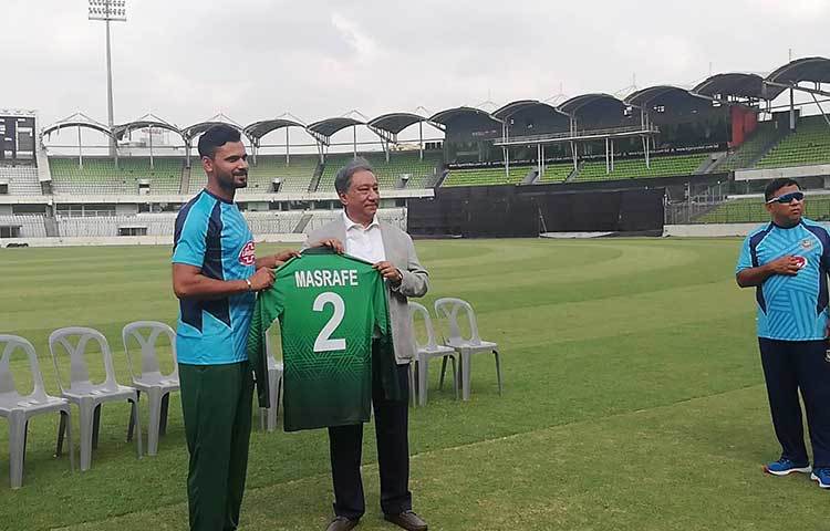বাংলাদেশ ক্রিকেট বোর্ডের (বিসিবি) সভাপতি নাজমুল হাসান পাপন ও বিশ্বকাপ অধিনায়ক মাশরাফি বিশ্বকাপের নতুন জার্সি দেখাচ্ছেন।