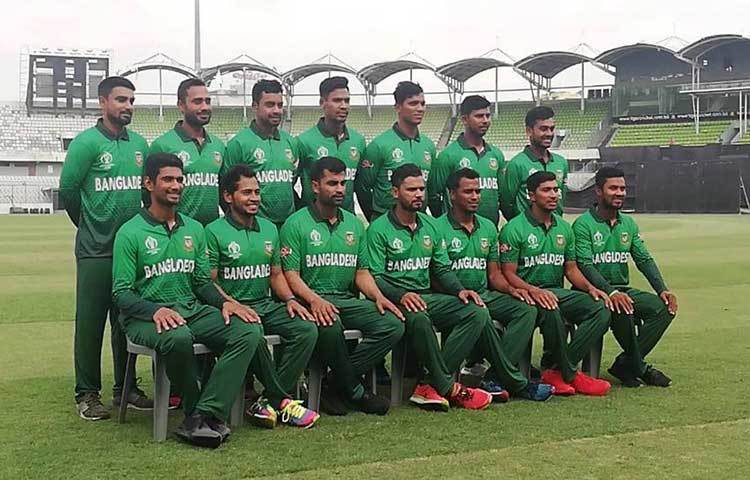 কয়েকদিন আগে সামাজিক যোগাযোগমাধ্যমে যে জার্সির ছবি ছড়িয়ে পড়েছিল, সেই জার্সিই বাংলাদেশ দলের বিশ্বকাপ জার্সি হিসেবে উন্মোচিত হয়েছে।