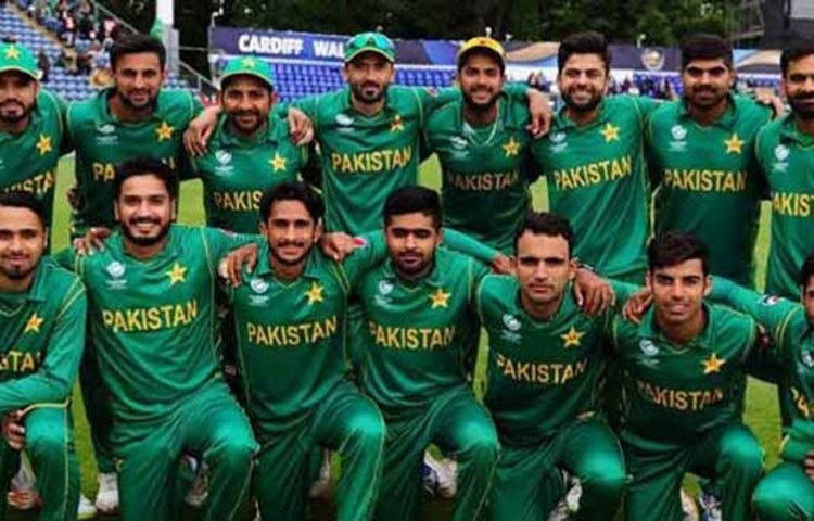 নতুন জার্সি পরে উচ্ছ্বসিত ক্রিকেটাররা।