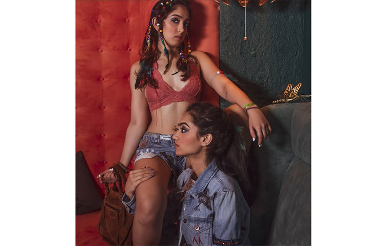 প্রথমবার ফোটোশুটেই ভাইরাল। বড় পর্দায় তাকে দেখা যাবে কী? সে উত্তর সময়ই দেবে।