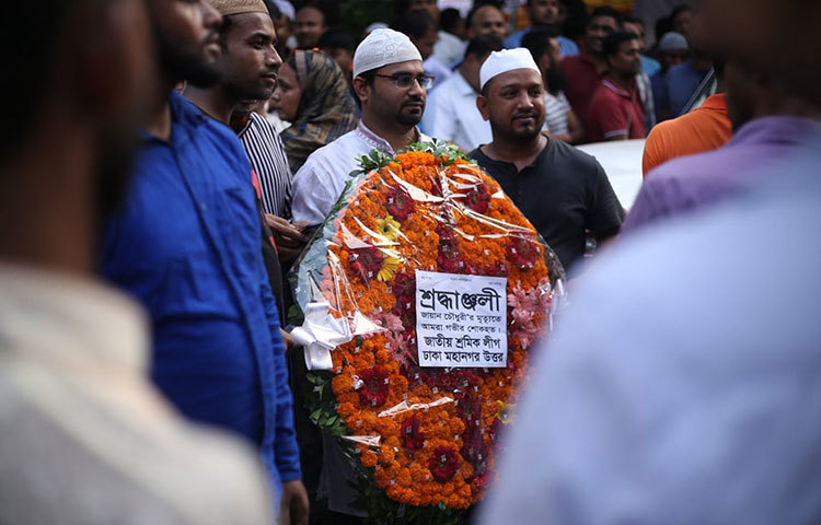 ঢাকা মহনগর উত্তরের জাতীয় শ্রমিক লীগ জায়ানের স্মৃতির প্রতি শ্রদ্ধা জানাতে এসেছে। ছবি: মাহবুব আলম