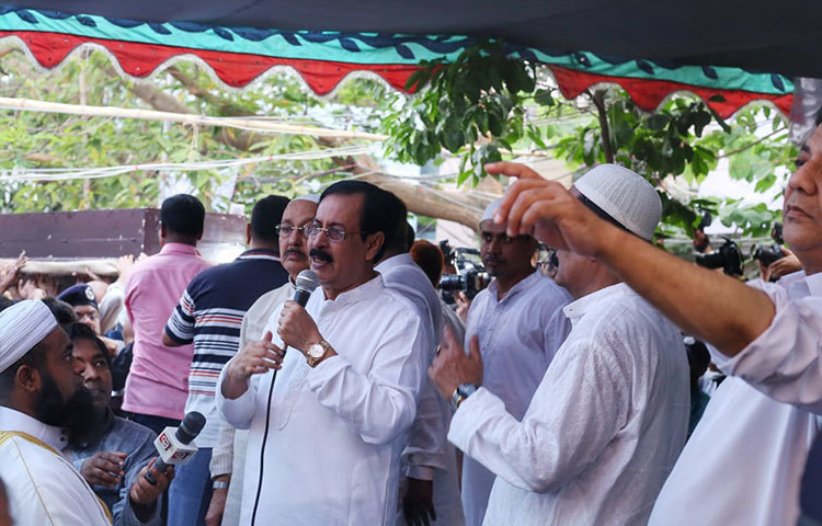 জানাজার আগে সবার উদ্দেশ্যে বক্তব্য রাখছেন শেখ ফজলুল করিম সেলিম। ছবি: মাহবুব আলম