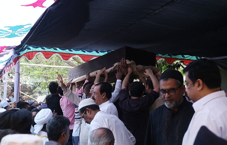 দু'দিন আগে থেকেই জানাজার জন্য মাঠ প্রস্তুত করা হয়েছে। নামাজের জন্য মাঠ পরিস্কার পরিচ্ছন্ন করা হয়েছে। বিশাল সামিয়ানা ও নিচে চট বিছানো হয়েছে। ছবি: মাহবুব আলম