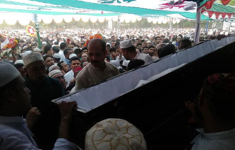 আওয়ামী লীগসহ বিভিন্ন রাজনৈতিক, সামাজিক সংগঠন জায়ানের কফিনে ফুল দিয়ে শ্রদ্ধা নিবেদন করে। ছবি: মাহবুব আলম