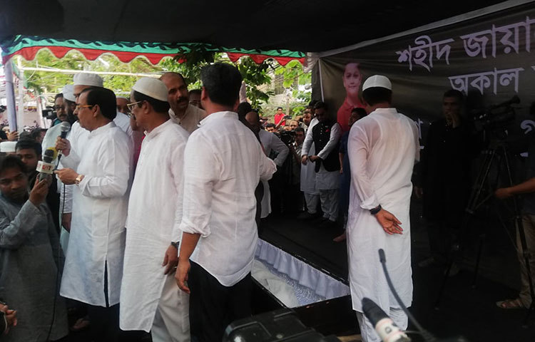 এর আগে বেলা দেড়টার দিকে হযরত শাহজালাল আন্তর্জাতিক বিমানবন্দর থেকে তার মরদেহ শেখ সেলিমের বাসায় আনা হয়। ছবি: মাহবুব আলম