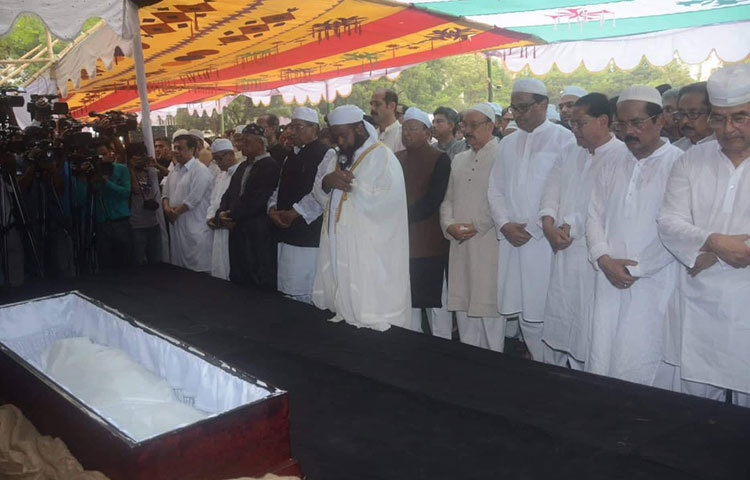 আজ বিকাল ৫টা ১৮ মিনিটে বায়তুল মোকাররম জাতীয় মসজিদের পেশ ইমাম জানাজা পড়ান। ছবি: মাহবুব আলম
