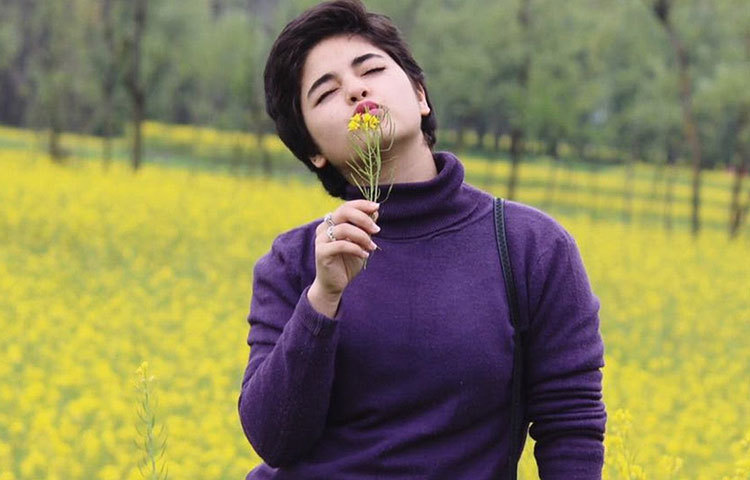 অভিনয় ছাড়ার কারণ জানিয়ে রোববার টুইটারে জায়রা ওয়াসিম লিখেছেন, ‘পাঁচ বছর আগে নেওয়া সিদ্ধান্ত আমার জীবনকে বদলে দিয়েছিল। বলিউডে পা রাখার পর তুমুল জনপ্রিয়তা পাই। কিন্তু এই জগৎটা আমাকে ক্রমশ অবমাননার দিকে ঠেলে দিয়েছে, ক্রমশ অসচেতনভাবে আমি আমার ঈমান (বিশ্বাস) থেকে বেরিয়ে এসেছি।