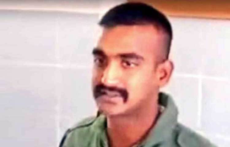 এরপরই ভিড় থেকে তার পায়ে গুলি ছোড়া হয়। কিন্তু প্রবল মানসিক ও শারীরিক আঘাতও তাকে এতটুকু টলাতে পারেনি। কোনও গোপন তথ্য তো দূর, একটা এ দিক ও দিক প্রশ্ন ধেয়ে এলেই স্পষ্ট জানিয়েছেন, ‘আ’য়াম নট সাপোজড টু টেল ইউ স্যর।’ এরপর জনতার হাত থেকে তাকে উদ্ধার করে নিজেদের হেফাজতে আনে পাক সেনা।