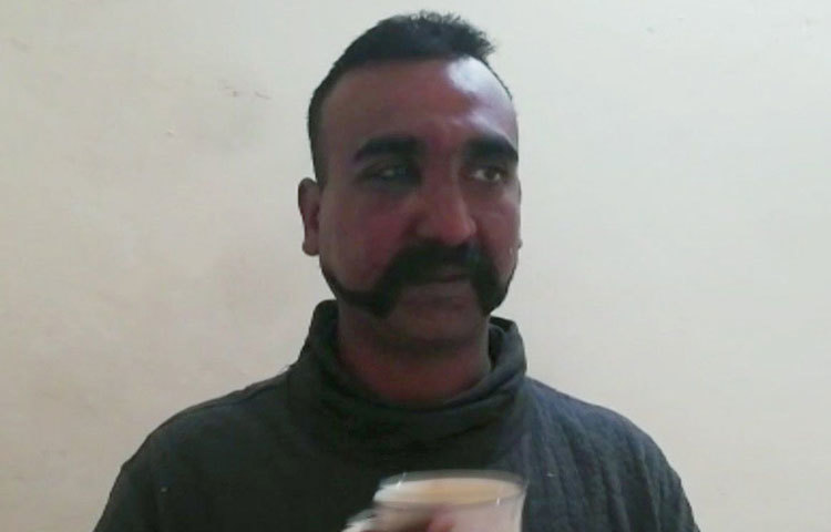 পরের একটি ভিডিওতে দেখা যায়, ক্ষতস্থান পরিষ্কার করা হলেও চোখে মুখে কালশিটে অভিনন্দনের। হাতে চায়ের কাপ নিয়ে তিনি জানাচ্ছেন, আপাতত ভাল আছেন। পাক সেনারা তার সঙ্গে ভাল ব্যবহার করেছেন, তার কোনো অসুবিধা হয়নি। এমনকি দেশে ফেরার পরেও যে তিনি তার কথা বদলাবেন না, জানিয়ে দেন তাও। বিরোধী শিবিরে দাঁড়িয়ে এমন সৌজন্য সকলকে মুগ্ধ করে।