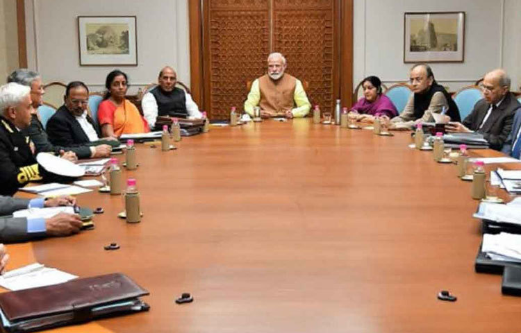 অভিন্দনকে ফিরিয়ে দিতে কড়া অবস্থান নেয় ভারত। পাকিস্তানের হাইকমিশনারকে তলব করে এই ঘটনার কড়া নিন্দা করে সাউথ ব্লক। মনে করিয়ে দেওয়া হয়, আন্তর্জাতিক মানবাধিকার আইন ও জেনেভা চুক্তির কথা। এই ঘটনায় নৈতিকভাবে ভারতের পাশে দাঁড়ায় আমেরিকা, ফ্রান্সসহ বিশ্বের অনেক দেশ।