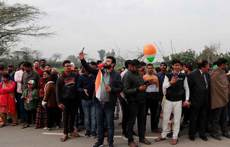 উত্তেজনা ও উদ্বেগকে সম্বল করে ১ মার্চ সকাল থেকেই টিভির পর্দায় ওয়াঘা-অটারী সীমান্তের দিকে চোখ রেখে বসে ছিল গোটা ভারত। দুপুরের মধ্যে ফিরিয়ে দেওয়ার কথা থাকলেও বার বার পিছাচ্ছিল সময়। আর তার সঙ্গে পাল্লা দিয়ে বাড়ছিল উদ্বেগ। ইতিমধ্যে খবর আসে রাওয়ালপিন্ডি থেকে বিমানে নিয়ে আসা হয়েছে লাহোরে।