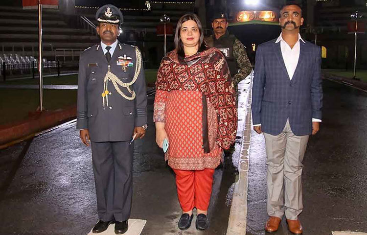 সেখানে অভিনন্দনকে দেওয়া হয় ভিসা। ইমিগ্রেশনের পরে কাস্টমসের কাজের প্রক্রিয়া শেষ করে তার শারীরিক নানা পরীক্ষা হয়। কঠোর নিরাপত্তার মধ্যে দিয়ে তাকে সীমান্ত পর্যন্ত পৌঁছে দেন ইসলামাবাদে ভারতীয় দূতাবাসের এয়ার অ্যাটাশে গ্রুপ ক্যাপ্টেন জে ডি কুরিয়েন ও পাক পররাষ্ট্র মন্ত্রণালয়ের ডিরেক্টর ফারেহা বুগতি।