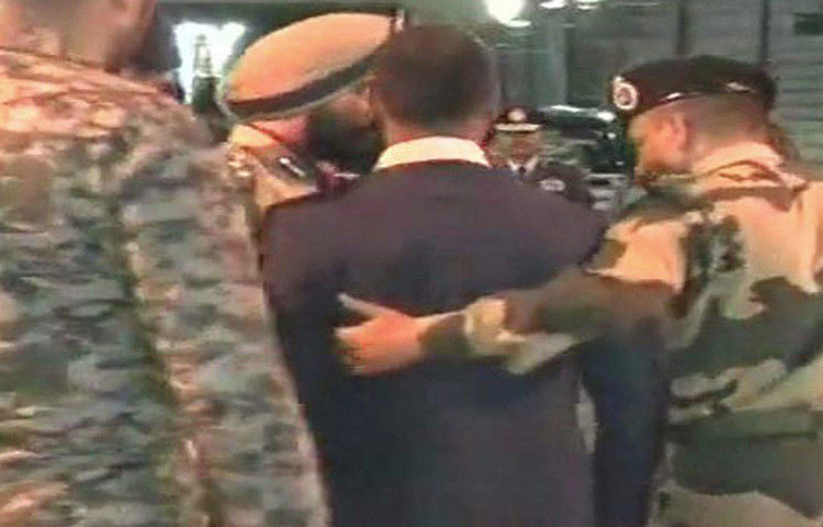 সীমান্তে গেটের এ পারেভারতের প্রান্তে দাঁড়িয়েছিলেন বিএসএফের পদস্থ অফিসাররা। কমান্ডিং অফিসারকে নাগালে পেয়ে তারা যেন বিহ্বল। হাত মেলালেন তার সঙ্গে। এক অফিসার কাছে টেনে নিলেন পাইলটকে। স্যালুট করে ফিরলেন অটারীর দিকে। বন্ধ হয়ে গেল গেট।