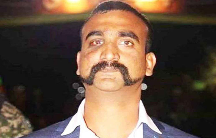 এরপর কনভয় পৌঁছল অমৃতসর বিমানবন্দরে। সেখান থেকে দিল্লি নেমে সেখানকার সেনা হাসপাতালে ফের শারীরিক পরীক্ষা হয় তার। দিল্লিতেই তার পরিবার তার জন্য অপেক্ষা করছিল। ঘরের ছেলেক ফিরে পেয়ে আত্মহারা তারাও। মিতভাষী অভিনন্দন কেবল জানালেন, ‘দেশে ফিরে ভালো লাগছে।’