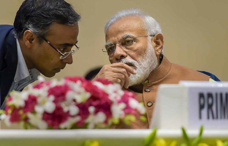 ঘটনার সূত্রপাত ২৭ ফেব্রুয়ারি। দিল্লির বিজ্ঞান ভবনে জাতীয় যুব সংসদীয় উৎসব অনুষ্ঠানে বক্তব্য পেশ করে মঞ্চে ফিরেছেন প্রধানমন্ত্রী নরেন্দ্র মোদী। হঠাৎই মঞ্চে এক আমলা চিরকুট গুঁজে দিলেন মোদীর হাতে। তাতে চোখ বুলিয়ে কপালের ভাঁজ চওড়া হল। দর্শকদের নমস্কার জানিয়ে বেরিয়ে গেলেন সঙ্গে সঙ্গে।