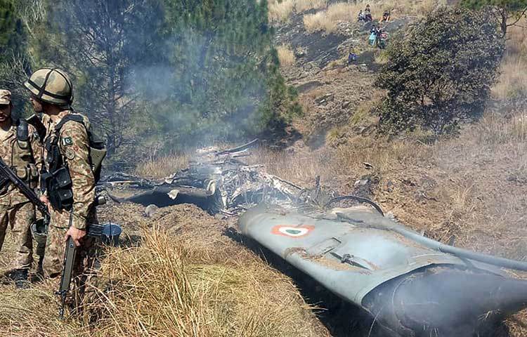 তার উত্তর মিলল কিছু ক্ষণের মধ্যেই। খবর এল, পুঞ্চ ও রজৌরি সেক্টরে হামলা চালিয়েছে পাক বিমানসেনা। নিয়ন্ত্রণ রেখার কাছে পাক বিমান দেখেই জবাব দিতে নিমেষে আকাশে ওড়ে ভারতের যুদ্ধবিমান। তেমনই এক পাক এফ ১৬ কে তাড়া করে ভারতের মিগ ২১ বাইসন।