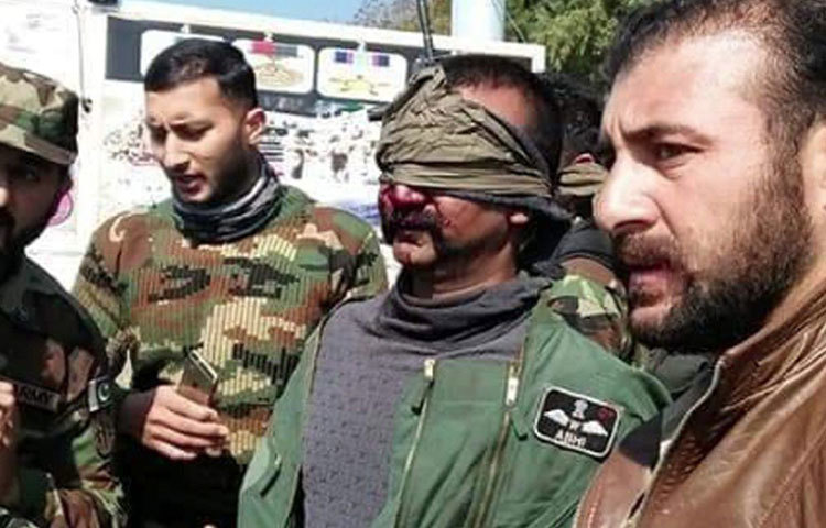 এরপরই তিনটি ভিডিও প্রকাশ্যে আনে পাক সেনা। প্রথমটিতে দেখা যায়, জঙ্গলে ঘেরা একটি নালার মধ্যে পড়ে আছেন ভারতীয় বিমানসেনার এই অফিসার। দ্বিতীয় ভিডিয়োতে দেখা যায় চোখ বাঁধা, হাত পিছমোড়া করে বাঁধা অবস্থায় রক্তাক্ত অভিনন্দনকে ঘিরে রয়েছে পাক সেনা। এই ভিডিও সামনে আসতেই প্রতিবাদের ঝড় বয়ে যায় দেশ জুড়ে।