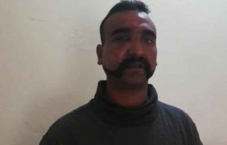 এক প্রত্যক্ষদর্শী জানান, পাথরের হাত থেকে নিজেকে বাঁচাতে বন্দুক তাক করে প্রায় আধ কিলোমিটার পিছন দিকে দৌড়ান তিনি। তার পরেই ঝাঁপ দেন একপুকুরে। পানির মধ্যেই নিজের কাছে থাকা দরকারি ম্যাপ, কিছু দরকারি নথি পানিতে ভিজিয়ে চিবিয়ে খেয়ে ফেলেন।