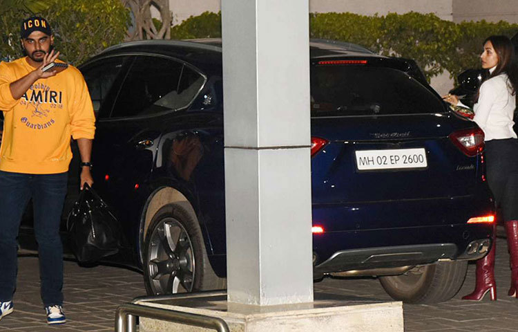 সুইজারল্যান্ডে মালাইকা-অর্জুন কাপুর। মালাইকার সঙ্গে এক সাথে ছবি তুলতে চাইলেন না অর্জুন কাপুর, তার হাতে দেখা গেল মালাইকার ব্যাগ।