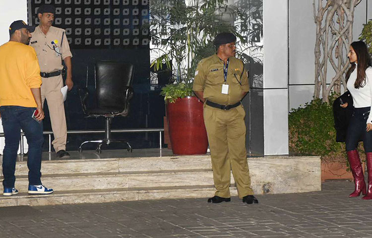 অর্জুন কাপুর মুম্বাই বিমানবন্দরে পৌঁছনোর কিছুক্ষণের মধ্যেই সেখানে পৌঁছান মালাইকা।