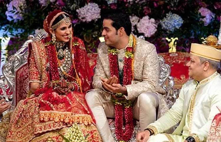 আকাশ আম্বানী আর শ্লোকা মেহতার বিয়ে অনুষ্ঠিত হয়েছে। মুম্বাইয়ের জিয়ো ওয়ার্ল্ড সেন্টারে সাত পাকে বাঁধা পড়লেন তারা।